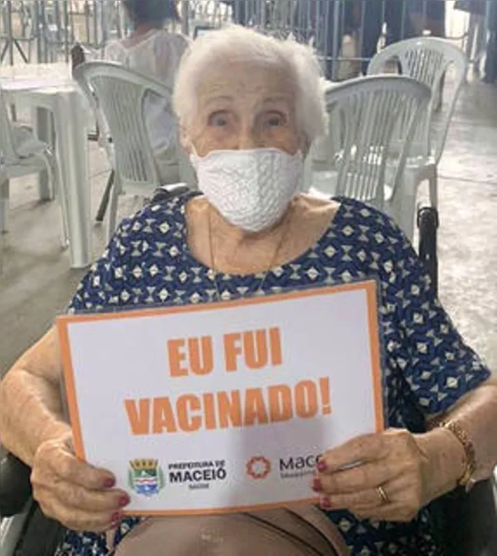 Prestes a comemorar 100 anos, DONA ISOLINA também já foi vacinada - para a alegria da filha, Solange Jurema