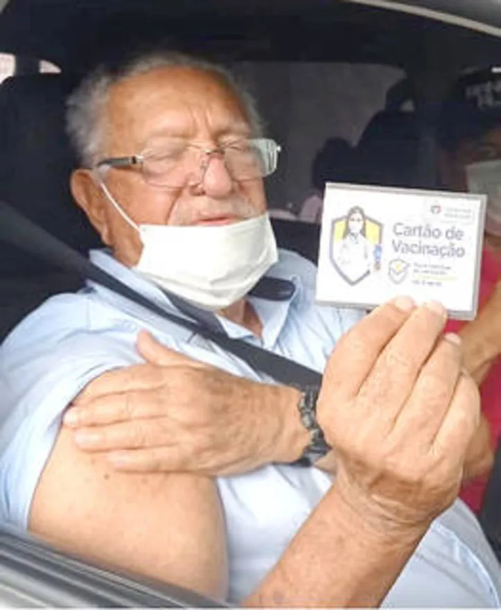 Representando a ala masculina, GERALDO VERGETTI também já tomou a vacina