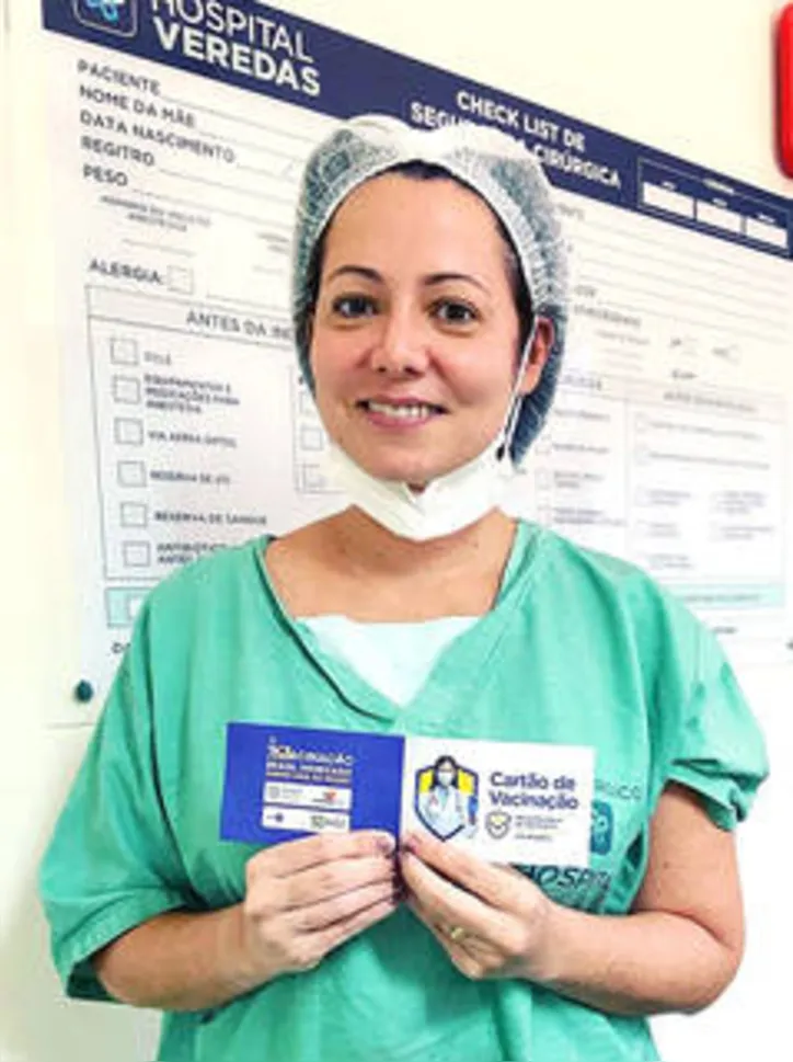 EMANNUELLA OLIVEIRA engrossa a fileira de médicos que também já foram imunizados contra o coronavírus