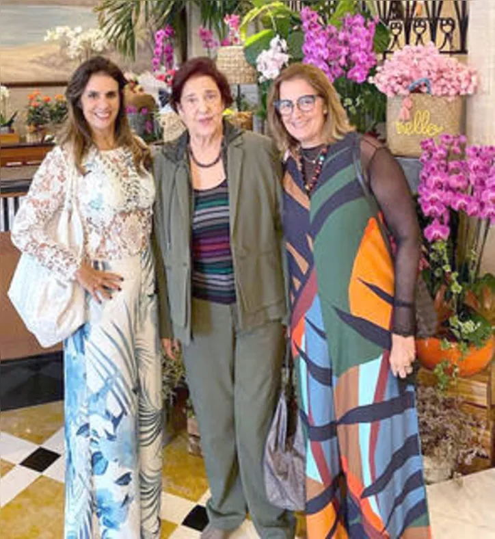 Negócio de mãe pra filha, FLÁVIA+LYGINHA+CARLA COUTINHO brindando 40 anos do Club Lyon