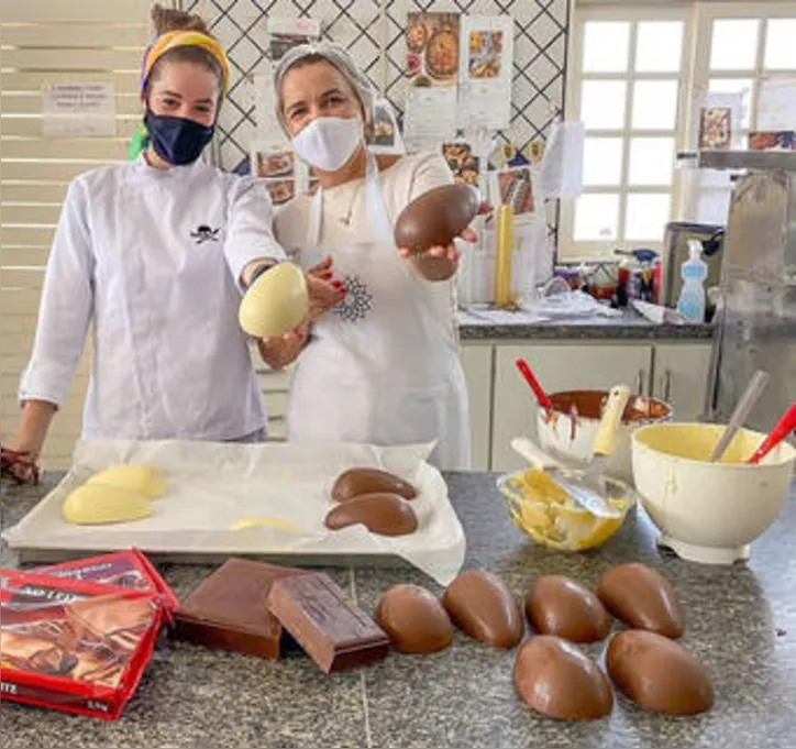 Referências em gastronomia, ADRIANA+IZABEL PINHEIRO põem a ‘mão na massa’ para responder à demanda da Páscoa