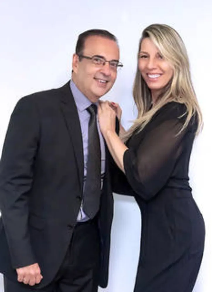 Aniversariante da próxima sexta, LUCIANA CAVALCANTI divide a moldura com o famoso Dr. Bactéria
