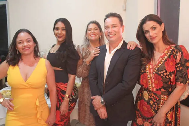 Do staff da Farmaderm, LARISSA d’ÁVILA, EDILMA BINAS, ÉRICA ROCHA e ISA ALYCIA - com o convidado especial EMERSON ALBUQUERQUE