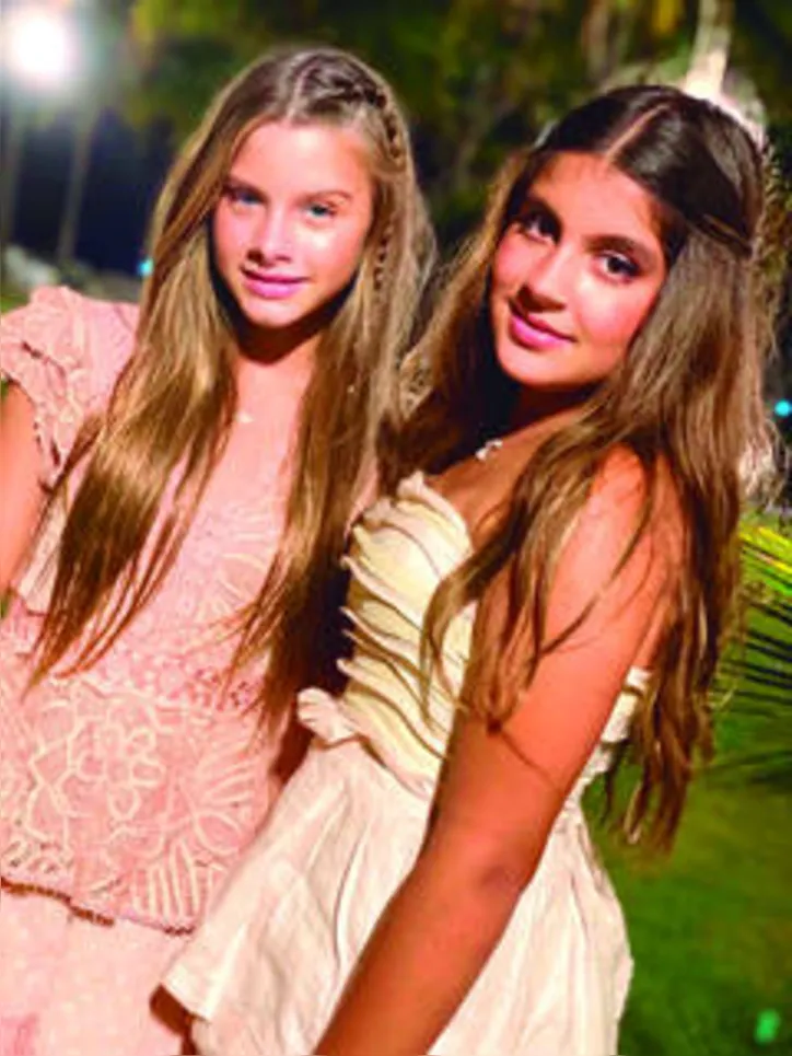 Dividindo a genética abençoada, MARCELA COUTINHO+VALENTINA GAIA foram alvo dos flashes em recente wedding