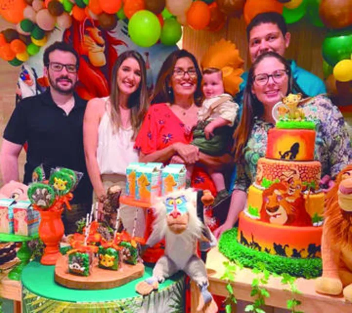 Rodeado do carinho da família - com dengo extra da avó MARCILENE COSTA - o fofíssimo BERNARDO apagou as velinhas