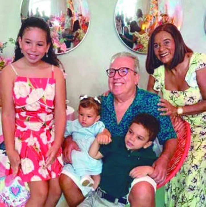 Um dos Titãs da publicidade local, NELSON CARNEIRO é um dos aniversariantes mais de hoje - de certo celebrado in family