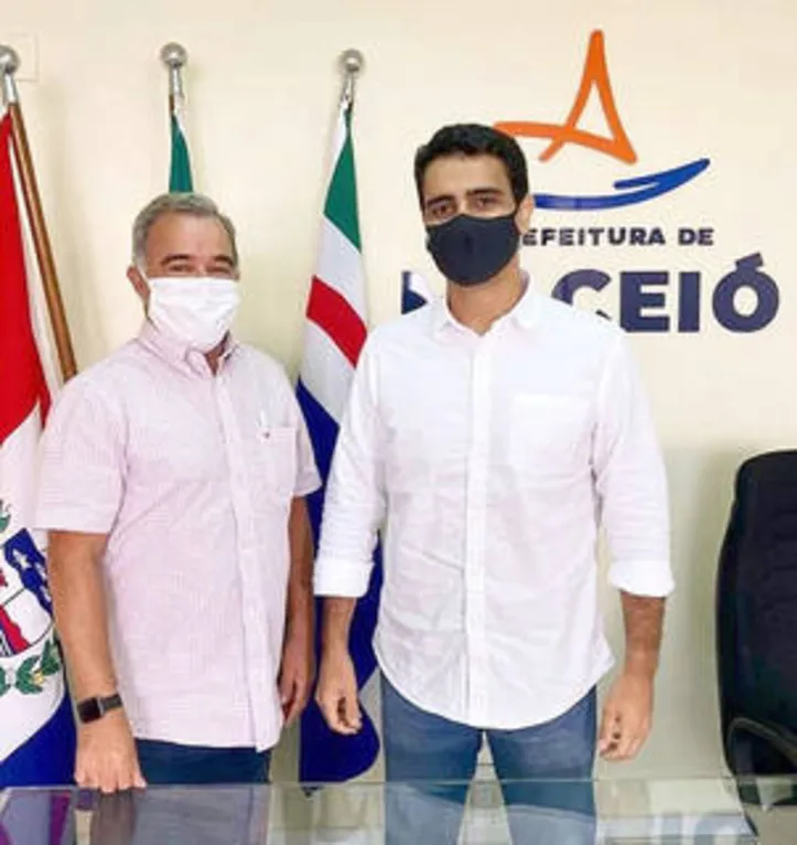 O prefeito JHC recebeu o presidente do Sindivest FRANCISCO ACIOLI para firmar parceria em prol da moda local