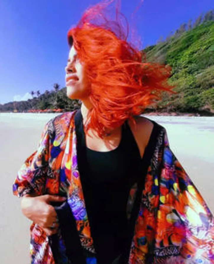 DJ das mais requisitadas, LYAH LUK aposta em neo grife - com pegada beachwear deluxe