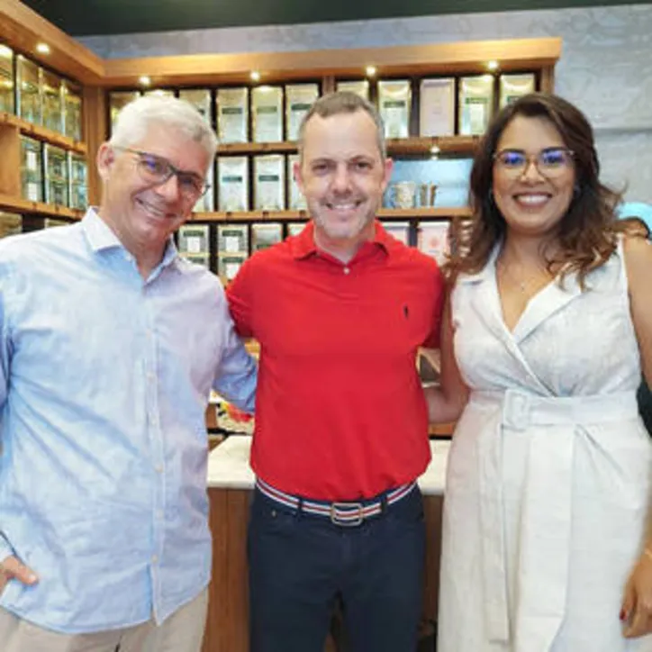 EM RECENTE FIVE O’CLOCK - Ladeando o big Boss da Tea Shop, Michel Bitencourt, o casal VALTER+CHRISTINA VIANNA, franqueados em Maceió
