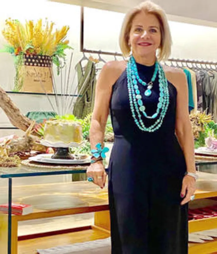 Dona de um estilo íntimo+pessoal, a arquiteta NEU LEÃO brinda idade nova hoje in family