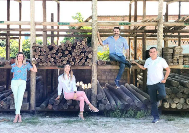 Este colunista, com as arquitetas MARINA MAYA+LARISSA LANVERLY visitando OTÁVIO TAVARES FILHO na sede da Amaru Sustentabilidade - empresa referência em construções ecológicas com eucalipto perfilado e pinus tratado em autoclave
