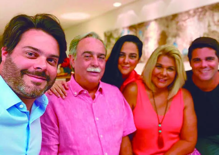 Ilhado pelo carinho de sua wife Cacilda - e dos filhos - FRANCISCO ARRUDA brindou idade nova