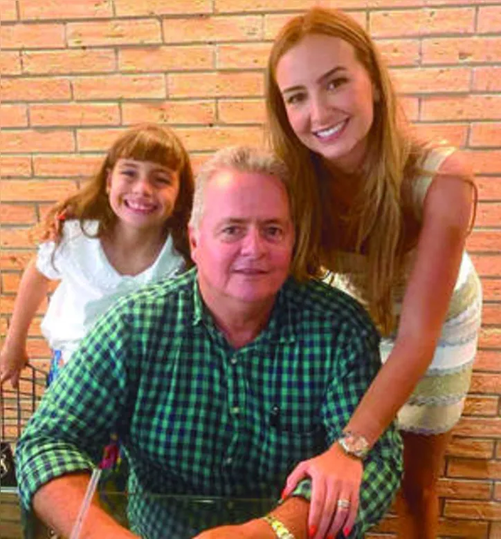 Com pai e filha na moldura, a arquiteta JESSICA JUCÁ festejou a virada no calendário