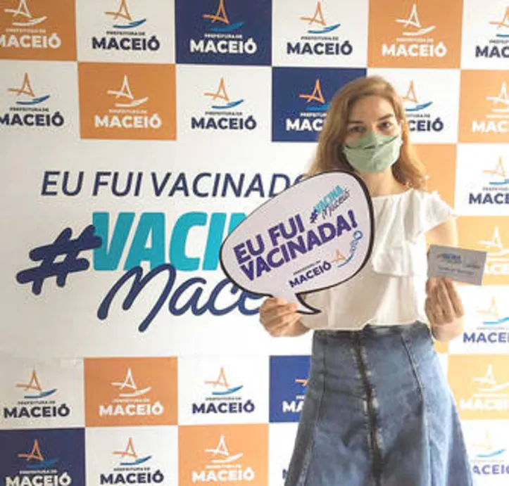 Na faixa dos profissionais da saúde acima dos 35, a nutri VIVIANE FERREIRA já garantiu sua primeira dose de imunidade