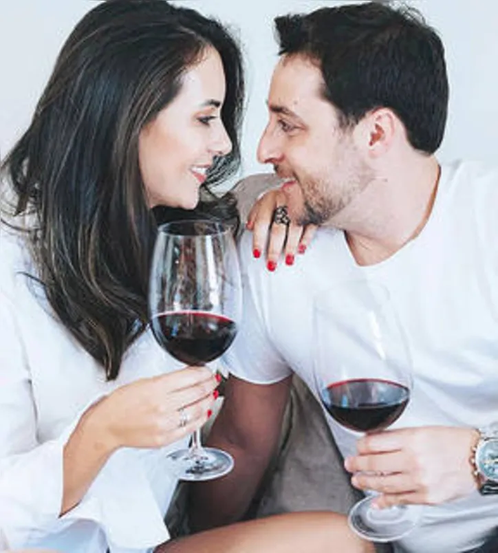 Erguendo um brinde com a wife, Niheli Braganti, à nova idade, LUIZ SOUZA passou o dia de ontem recebendo parabéns