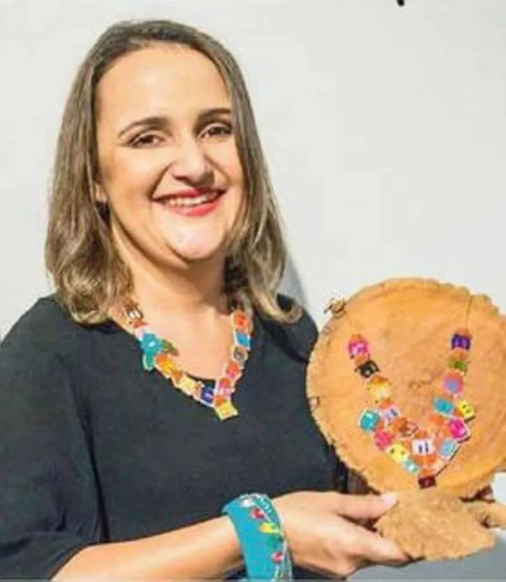 Em comemoração ao Dia do Artesão, celebrado em todo o Brasil neste 19 de março, a coluna ergue um brinde à ANA CRISTINA SANTOS, da Fulô.A. Com o apoio do Sebrae, ela, que nasceu no Riacho do Pedro, zona rural de Penedo e borda desde os 17 anos, entrou para a história e foi a primeira artesã alagoana a se formalizar como Microempreendedora Individual (MEI) - em 10 de março de 2010
