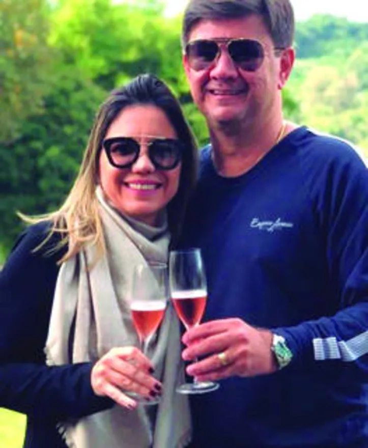 Com champagne no gelo (literalmente!), GIRLEY+ARTUR ROCHA brindaram mais um ano de casados - no último 17