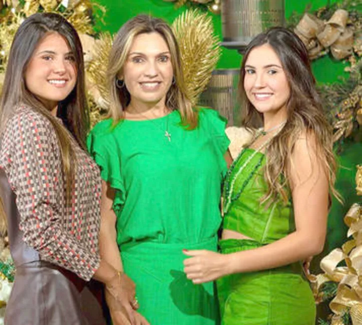 Com côro de parabéns puxado pelas filhas Luiza+Letícia Bengo, LUCIANA MACAMBIRA ganha bolo+guaraná