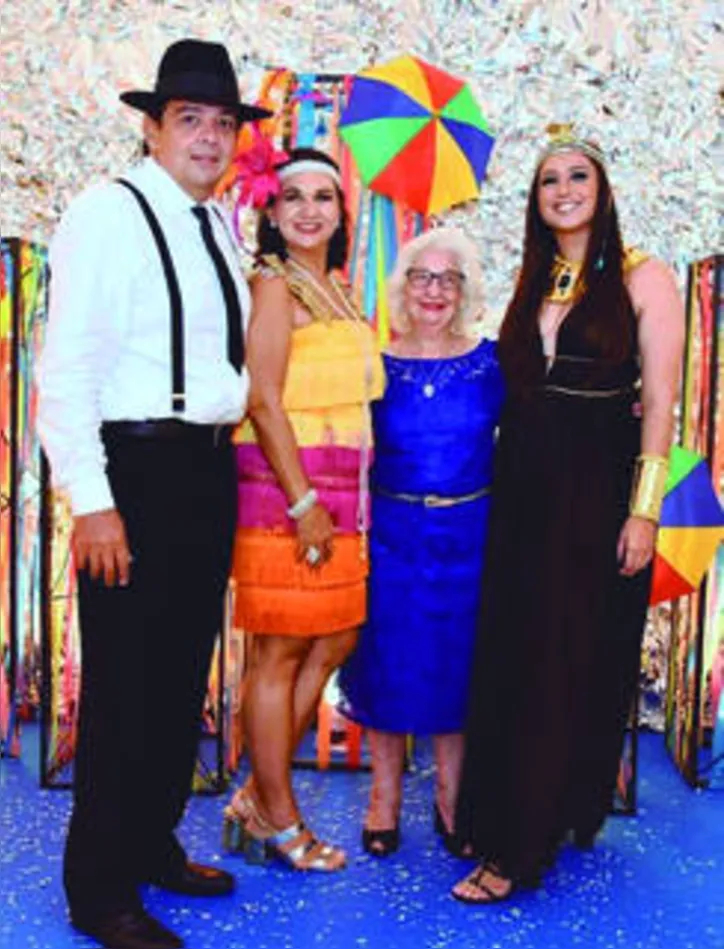 Noutro tbt a gente relembra a party armada pela aniversariante do dia, VIVIANE CALADO - aqui ilhada do carinho de marido, mãe e filha - a um ano atrás