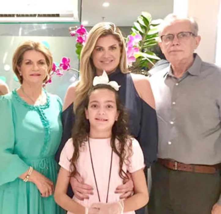 Ilhada pelo carinho dos pais e da herdeira, a médica FERNANDA GAIA virou o calendário ontem...