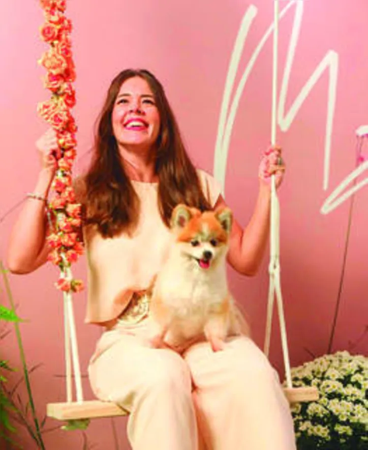 Com a sweet Prada na moldura, ADRIANA PINHEIRO coloca sua alegria de viver em foco