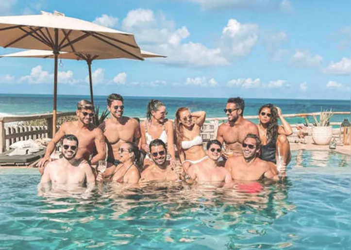 No melhor estilo BFF, a publicitária CLARISSA ANTUNES e PEDRO ALVES - ele um dos mais promissores arquitetos da neo generation - curtiram dias de dolce far niente no Eco Lodge Filha da Lua, em Pipa, ilhados de amigos