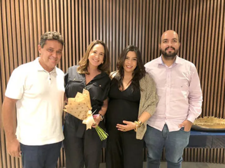Rodeada dos big shots da SCA, MARCOS COSTA+THAYSA ALMEIDA e do husband AFRÂNIO, a arquiteta CHRIS OITICICA VERGETI ganhou coro de parabéns pela virada no calendário - que acontece hoje