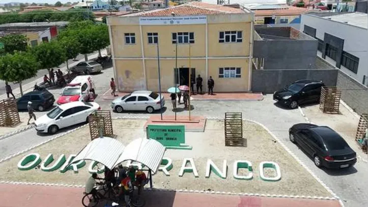 Prefeitura teria sido entregue com série de problemas