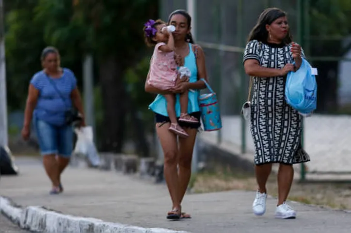 Mulheres negras passam 21,7 horas e as brancas 21 horas no trabalho doméstico, revela pesquisa do Instituto