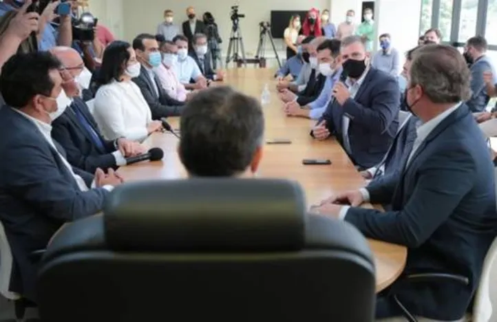 Solenidade de posse foi realizada no palácio com a participação de políticos e representantes de estatais
