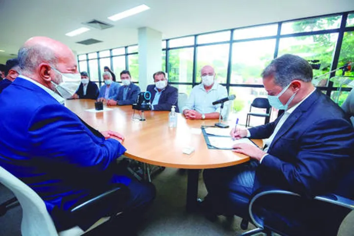 Assinatura de decreto foi realizada em solenidade com o governador e representantes do setor produtivo alagoano