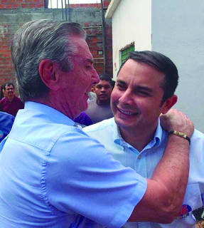 Abraçado pelo pai, o senador Fernando Collor, o executivo FERNANDO JAMES será o mais celebrado aniversariante do domingo