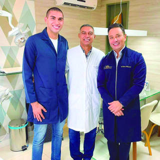 Escoltado pelos dentistas MARCOS VINICIUS+MARCOS BORGES, o cirurgião orofacial ÉMERSON ALBUQUERQUE abriu agenda em Arapiraca