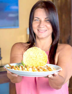 Toda solar, a chef JU ALMEIDA brinda o sucesso do prato Sol do Lopana no menu da barraca de praia mais hype da cidade