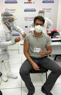 Na linha de frente, o médico FLÁVIO TELES em momento simbólico do início da vacinação contra COVID em Maceió