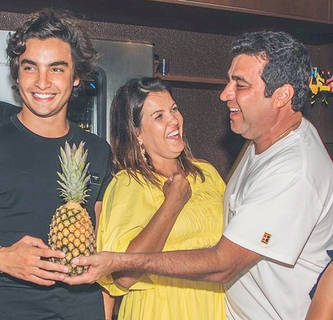 Com direito a abacaxi simbólico de presente do pai, João Kepler, THEO BRAGA - com mommy Cris na moldura - foi um dos aniversariantes de ontem