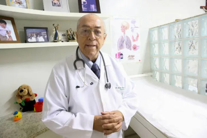Referência na pediatria alagoana há 58 anos, o médico Milton Hênio foi muito festejado na última quarta-feira, 06, quando completou 84 anos de vida. Membro do Conselho Estratégico da Organização Arnon de Mello e articulista há 35 anos da Gazeta de Alagoas, doutor Milton Hênio continua respeitado por toda Alagoas devido à sua dedicação à medicina, exercida como um sacerdócio.

