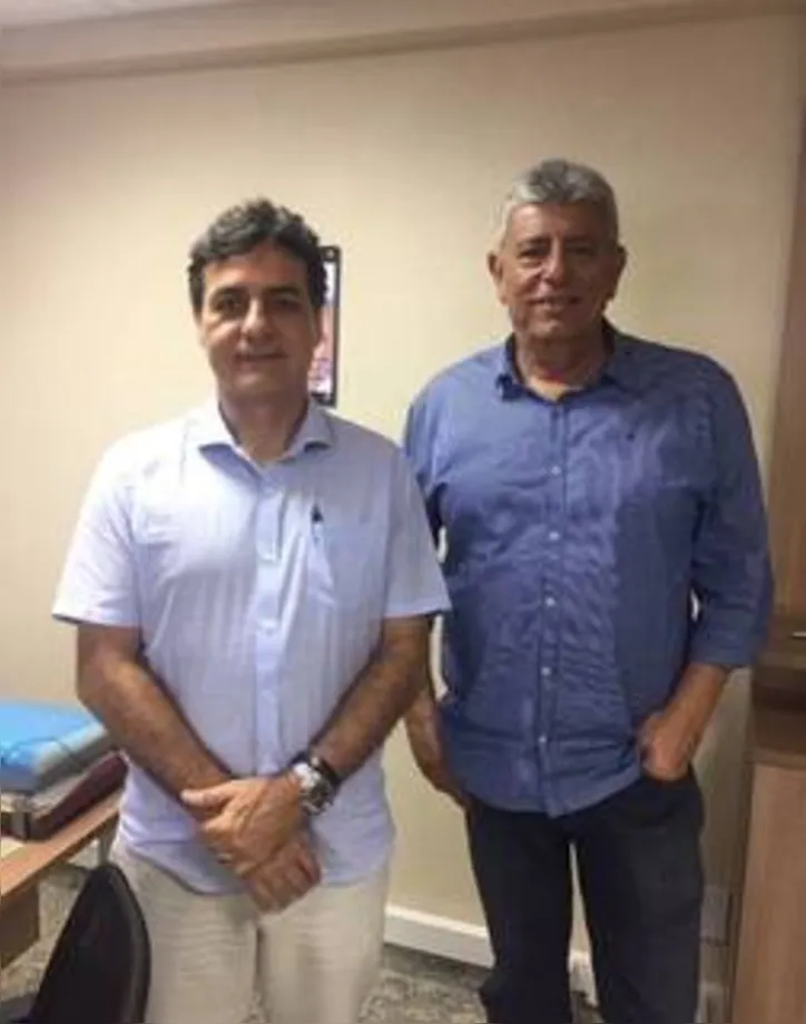ALFREDO BRÊDA e OSMAN RAMIRES, sócios-diretores da Telesil Engenharia, recebem os elogios pela estrutura do Residencial Oiticica I, empreendimento entregue em Maceió na última quinta-feira com a presença do presidente Jair Bolsonaro