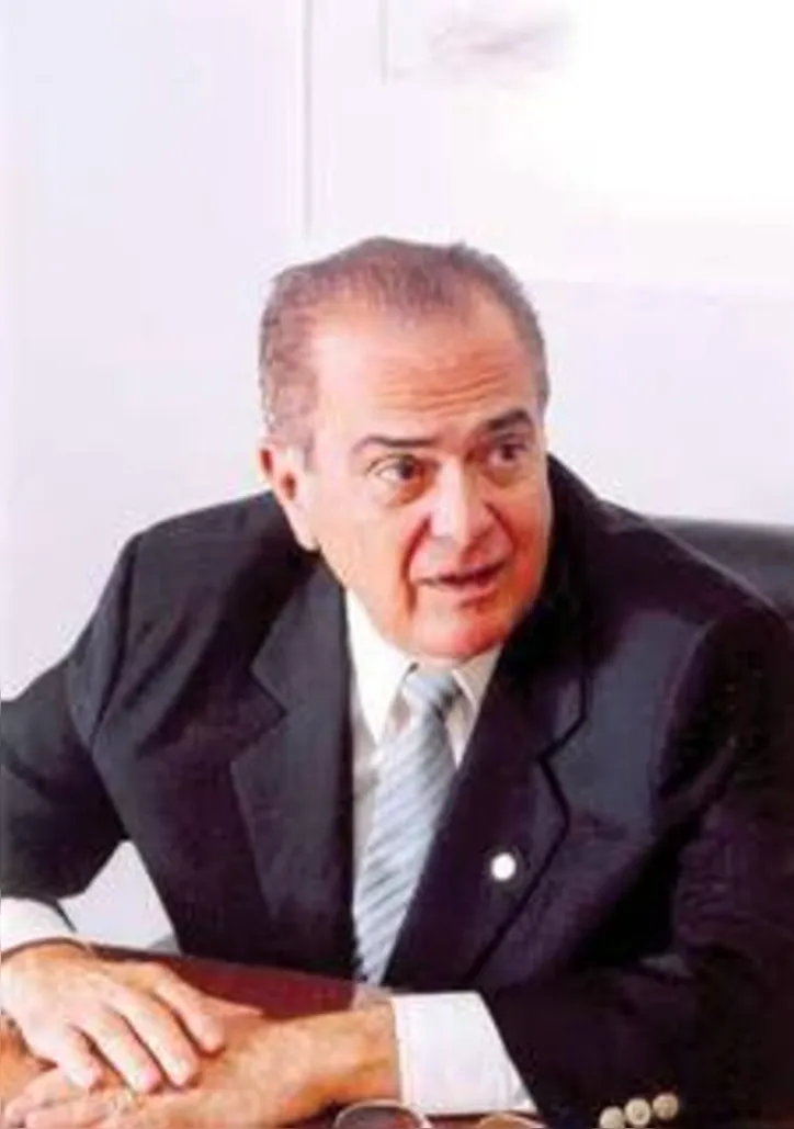 O industrial João José Pereira de Lyra, referência como grande liderança na cultura da cana-de-açúcar, com importantes serviços prestados à economia de Alagoas e do País, e com reconhecidos trabalhos prestados também na política e no esporte, recebe hoje cumprimentos e homenagens de familiares e uma legião de amigos e admiradores pela passagem dos seus 90 anos bem vividos.