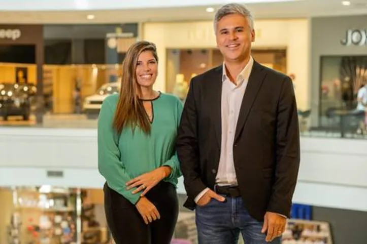 LEONARDO FRANCO e FERNANDA STUDART, superintendente e gerente de Marketing do Parque Shopping, respectivamente, comemoram o sucesso da “Loja do Ex”, para receber doações de roupas, acessórios e sapatos até o dia 30 de junho, que depois serão encaminhados para instituições de caridade

