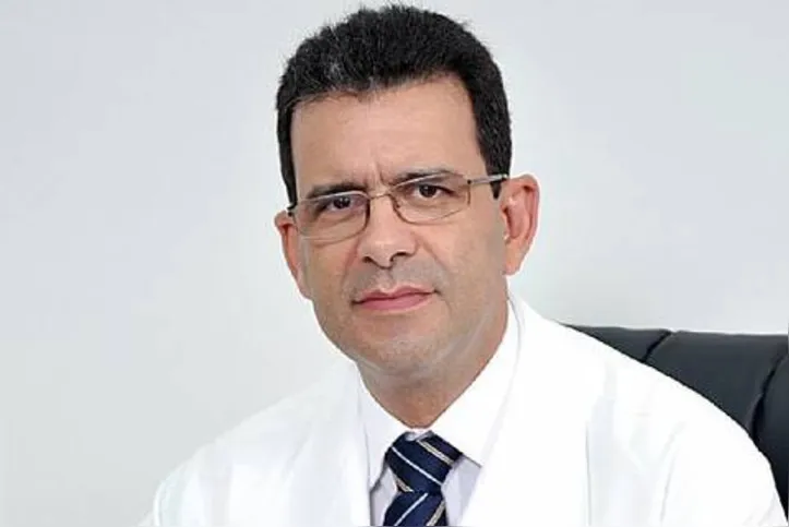 ARTUR GOMES NETO, diretor médico da Santa Casa de Maceió, comemora o sucesso do primeiro transplante de fígado em Alagoas, realizado pela equipe do hospital

