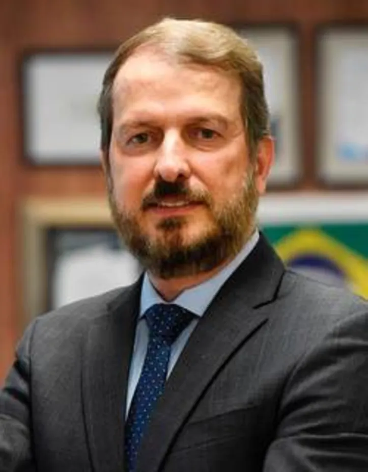 RAFAEL LUCCHESI, diretor de Educação e Tecnologia da Confederação Nacional da Indústria (CNI), diretor-geral do Serviço Nacional de Aprendizagem Industrial (Senai) e diretor-superintendente do Serviço Social da Indústria (Sesi), participa nesta quinta-feira (27), em Maceió, de um talk show on-line em comemoração à Semana da Indústria. O evento será realizado pela FIEA e Sebrae