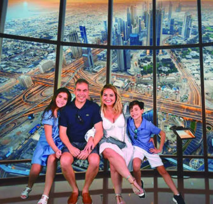 PONTE AÉREA  |  O oftalmo HUGO NUNES - nos píncaros do Burj Khalifa, em Dubai - com a bem amada, Alessandra Nutels e os herdeiros, Letícia e Leonardo