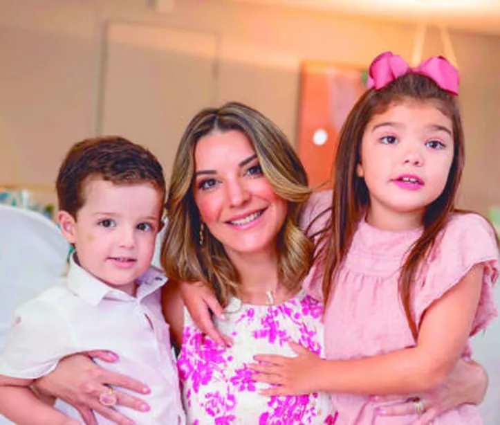 Com os herdeiros no foco, a dermato JAQUELINE FERRAZ estampa expo fotográfica “Mãe, amor que se sente na PELE”