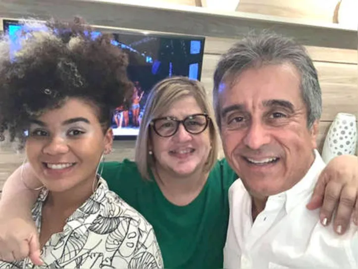 ... outro aniversariante do dia é o empresário MARCELINO SALGUEIRO - ilhado pelo carinho de Giovanna e sua bem amada Ana