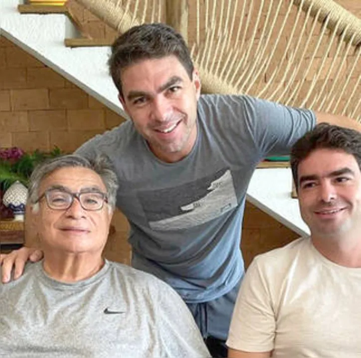 BOLO+GUARANÁ  Abraçado pelos herdeiros, TARSO+THIAGO, OSVALDO SARMENTO brindou idade nova por esses dias...