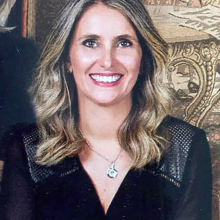... Ilhada pelo carinho da família e celebrada pelo décor trade, a arquiteta WALESKA AGRA ganha coro de parabéns, hoje