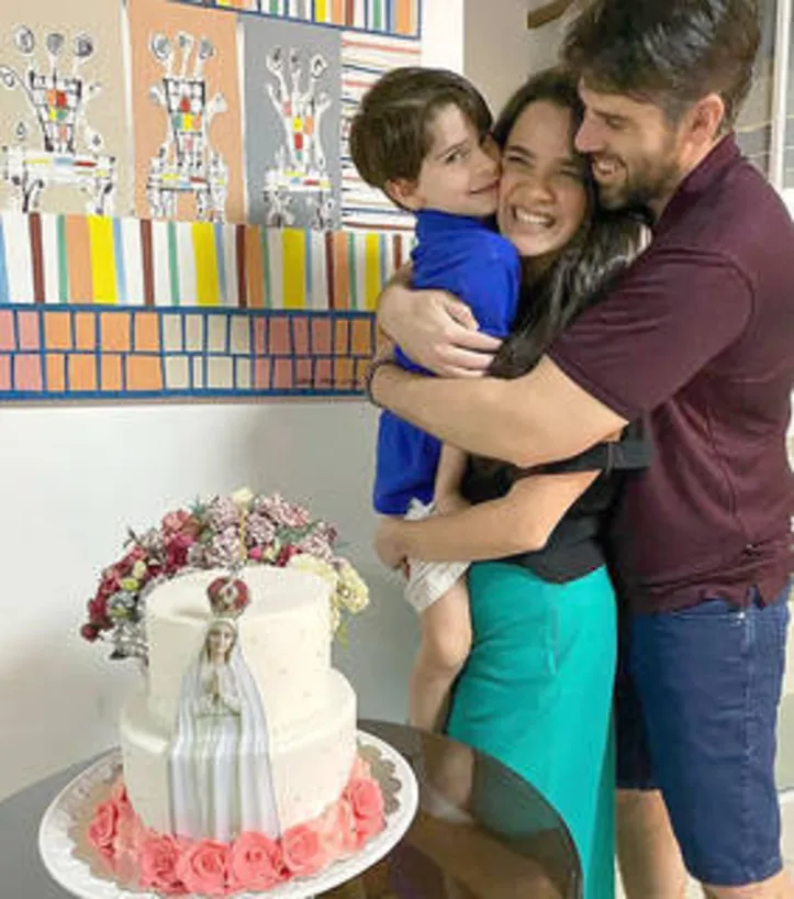 Com direito a uma serena Madona adornando o cake design, a psicóloga GABRIELA VALENTE brindou idade nova - ilhada pelos mais íntimos