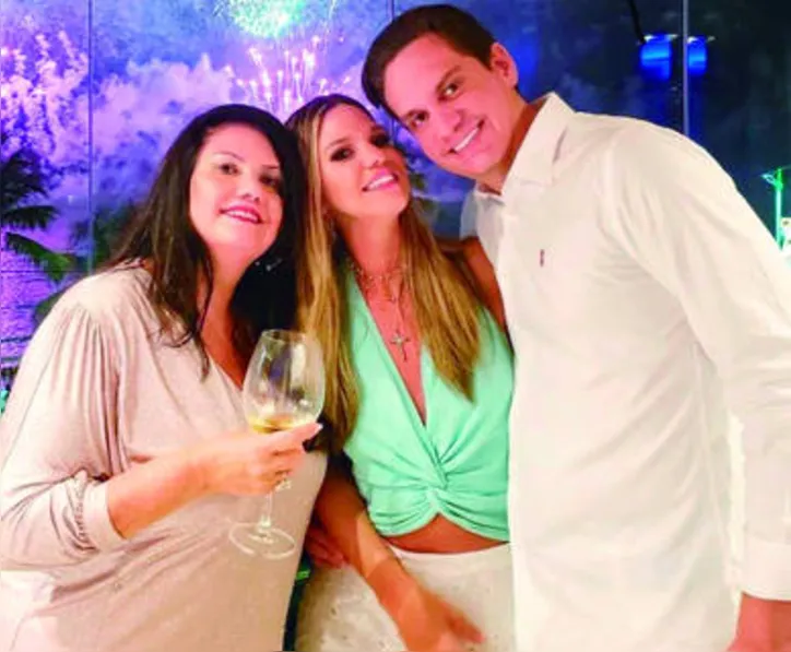 Aniversariante do dia, CELESTE PEREIRA recebe o carinho dos filhos, MONIQUE+LEONARDO