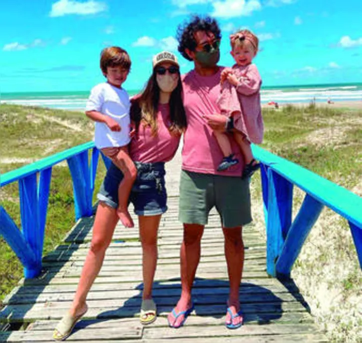 Ilhada pelo amor do husband MAURÍCIO VASCONCELOS e dos fofíssimos filhos, RAMONA ZANON também brinda idade nova